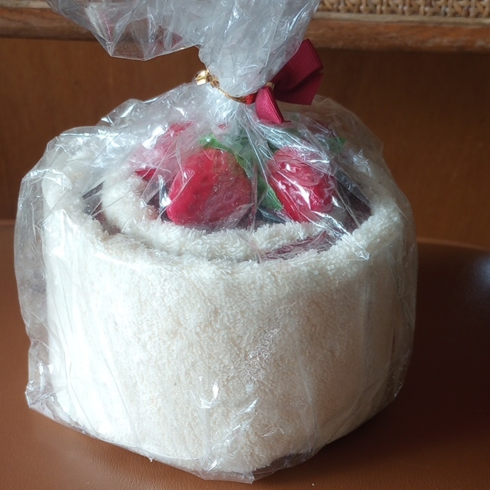 NWT Strawberry Marble Cake Cotton Towels - Picture 1 of 4